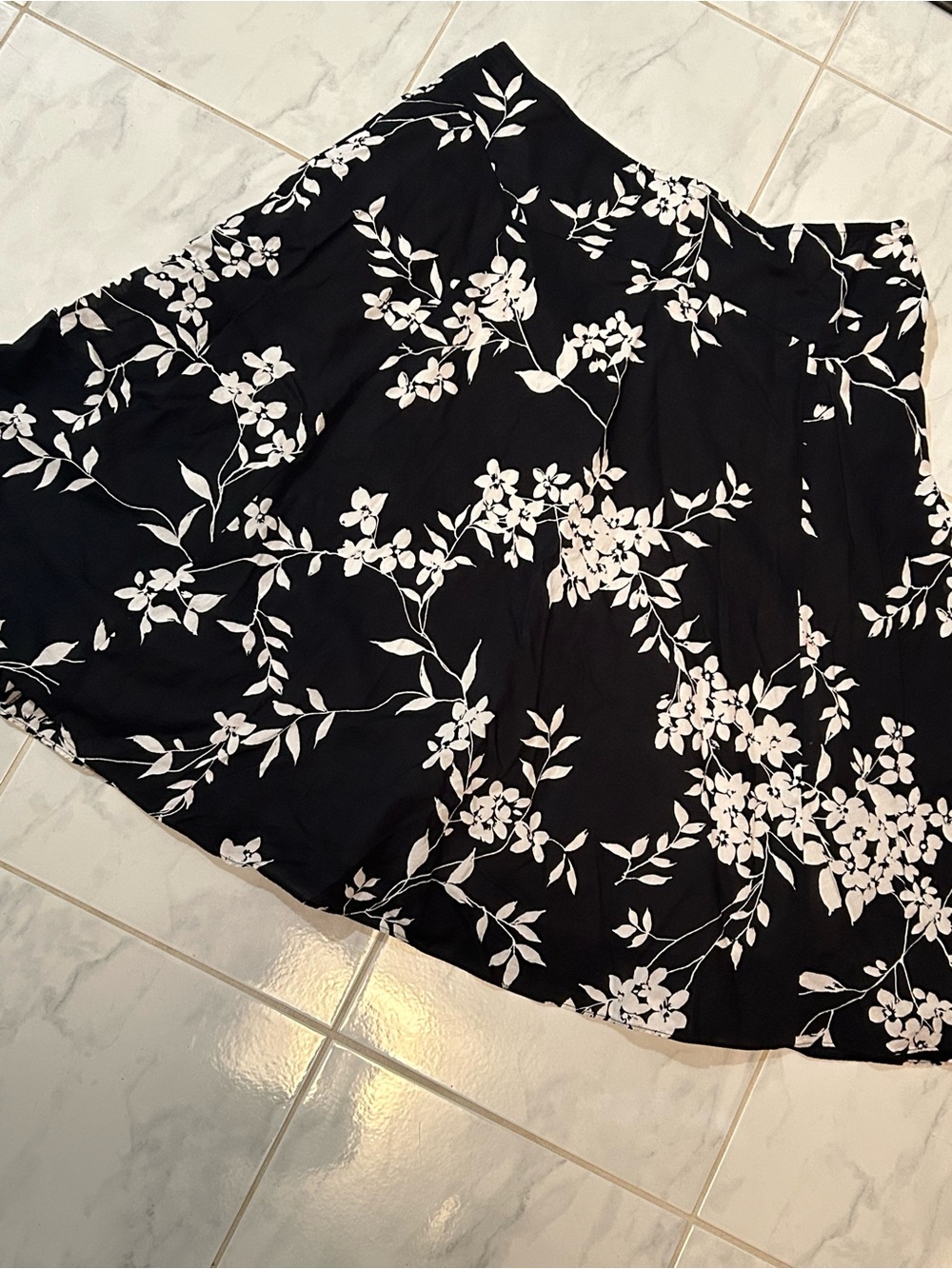 Jones Wear Black Skirt with White Floral Print. Lined. Side zipper.  EUC